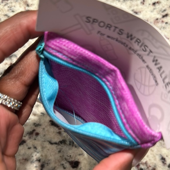 Mossy Oak Blue and Purple Sports Wrist Wallet - Picture 4 of 5